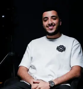 Rida Deraoui  - Dagvoorzitter, journalist en spreker Rida Deraoui brengt energie, media-inzichten en generaties samen in interactieve events.