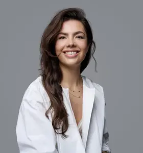 Danique Havenga - Presentator en podcastmaker die met scherpe vragen en warme energie gesprekken leidt over werkgeluk, motivatie en mentale gezondheid.