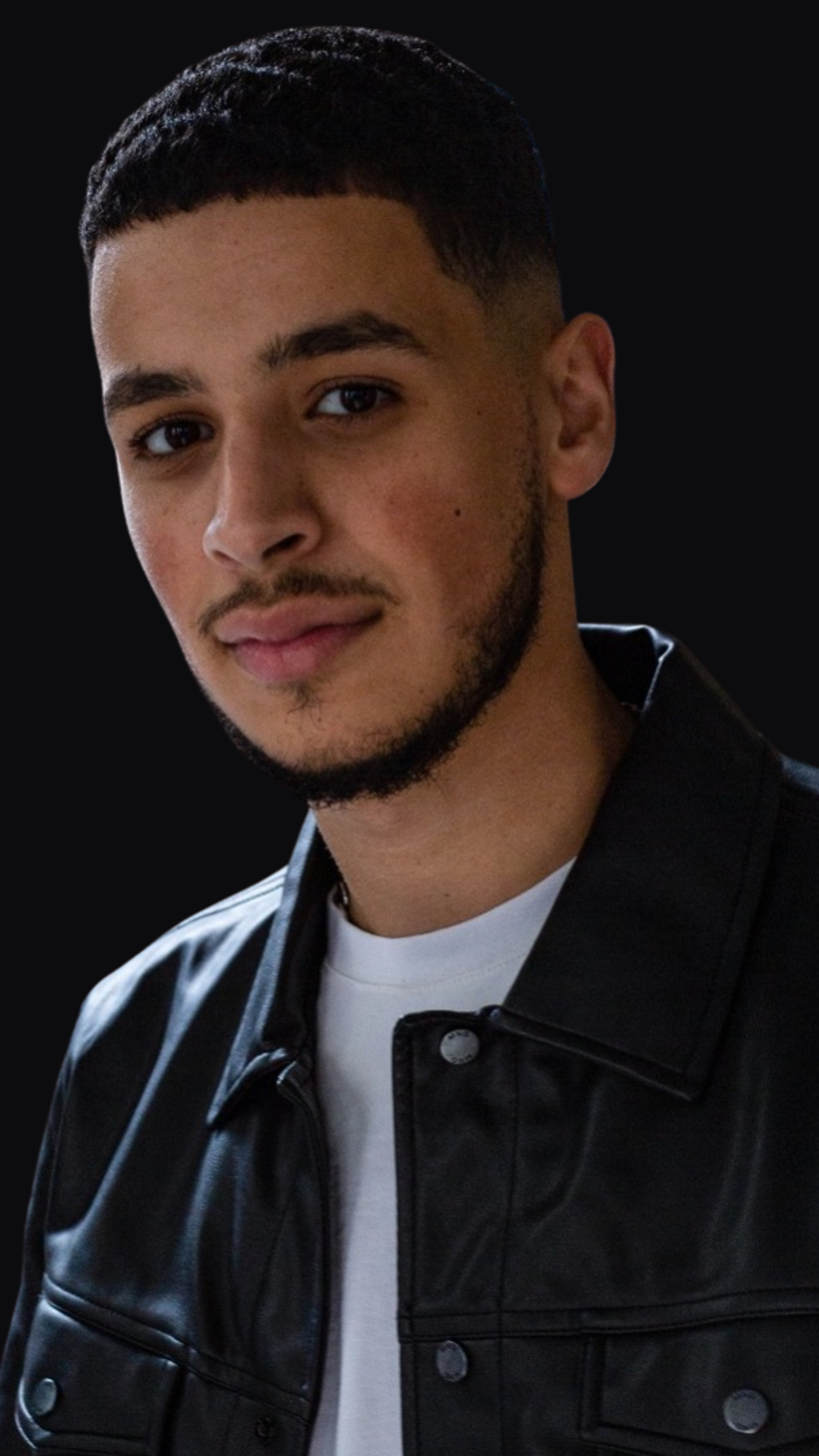 Hamza Othman - <p data-start="1880" data-end="2065">Acteur en rolmodel die jongeren inspireert met eerlijke verhalen over keuzes, mentale kracht en identiteit, gebaseerd op filmervaring en persoonlijke groei.</p>