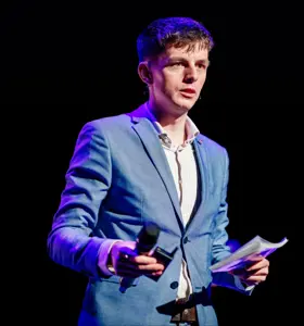 Wilmer Nieuwenhuyzen - Dagvoorzitter en programmamaker met een passie voor diversiteit, cultuur en duurzaamheid, die gesprekken verdiept en verbinding creëert.