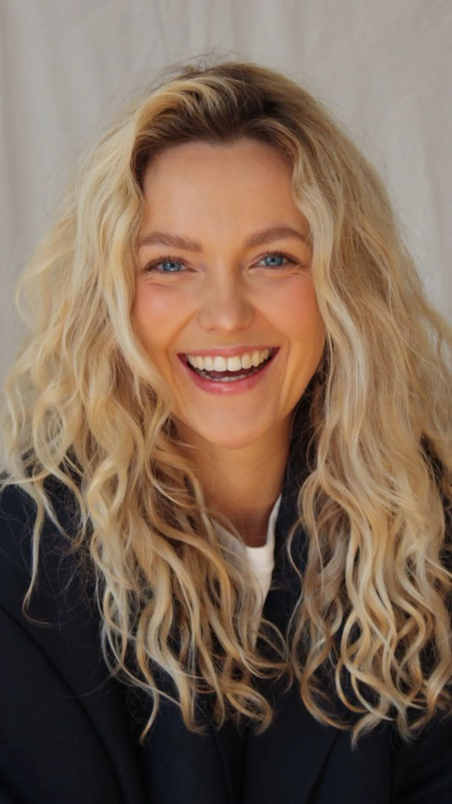 Chris Lukkassen - <p data-start="2104" data-end="2295">Presentator en dagvoorzitter met frisse energie die nieuwsgierigheid, verbinding en scherpe vragen inzet om elk programma helder en sprankelend te maken.</p>